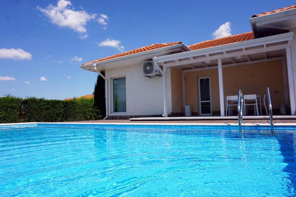 Geranium Holliday Villas Obrochishte Exteriör bild